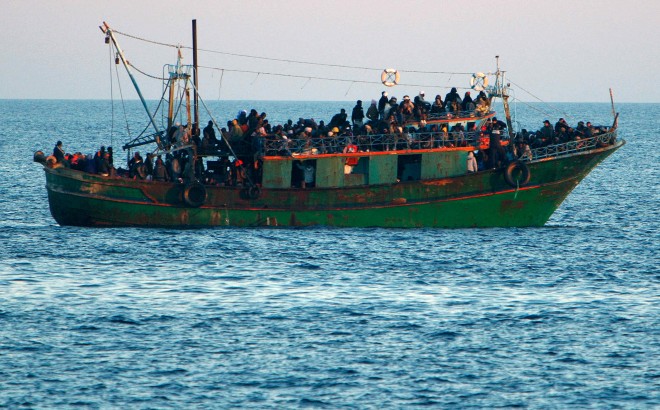 6638 immigranti tunisini su un barcone diretto allisola di lamped