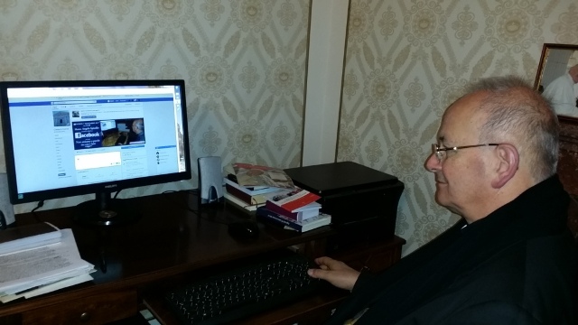 Angelo Spinillo Vescovo social