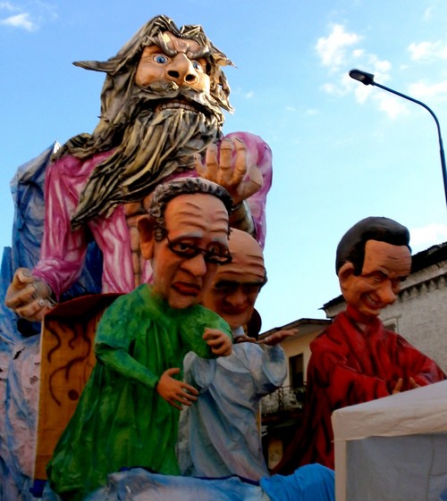 Carnevale Villa Literno 2013 - carro A che ora è la fine del mondo - frontale