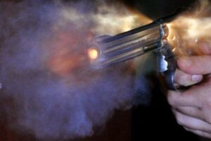 Giugliano, tenta di uccidere il fratello e si barrica in casa con la madre