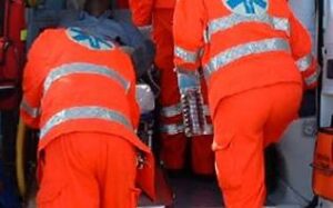 Dramma a Sant’Arpino: dopo lo schianto il furgone precipita nel cantiere, due feriti