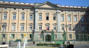 Paura al Tribunale di Aversa: allarme bomba, evacuato l’edificio e strade chiuse