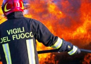 Paura ad Aversa, auto avvolta dalle fiamme in viale Olimpico: il conducente si salva per un soffio