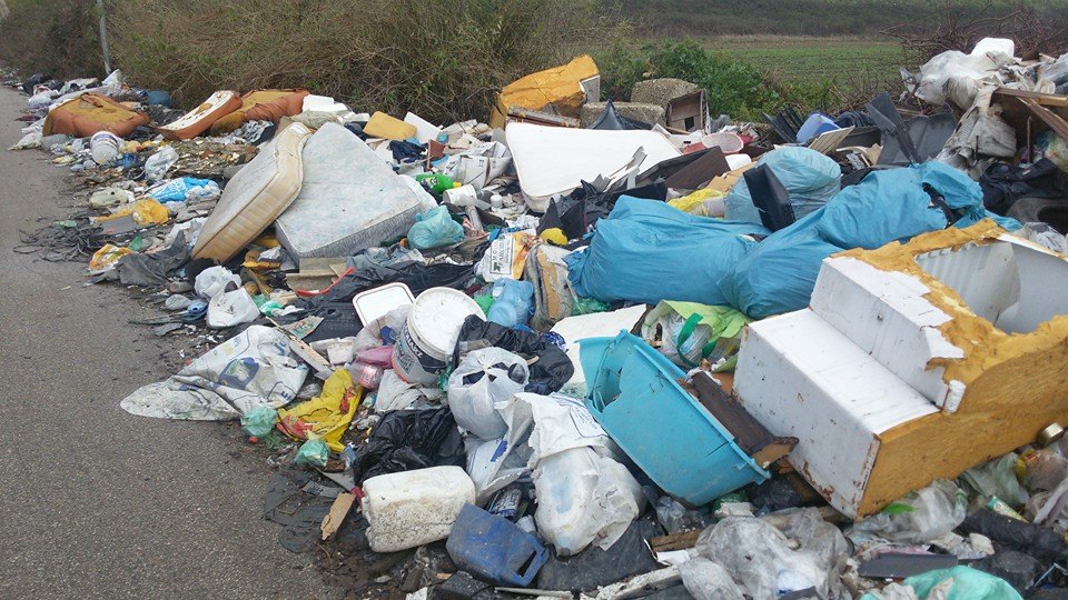 discarica a cielo aperto villa di briano