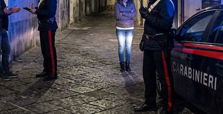 Notte di tensioni a Cesa: lite in strada tra fidanzati finisce male