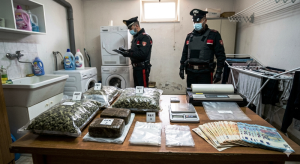 Giugliano, droga tra i panni sporchi: arrestato 36enne