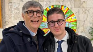 Bottiglie incendiarie contro la casa di Adriano Cappellari, il giornalista che difese don Patriciello. Meloni: “Attacco inaccettabile”